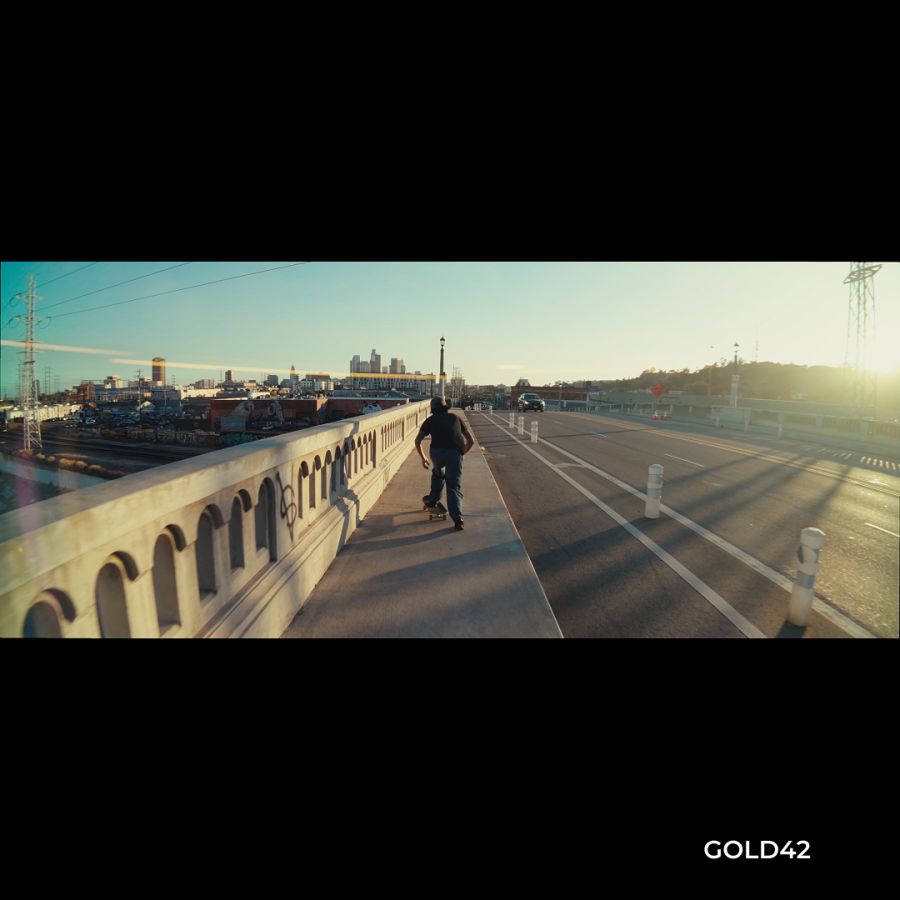 Об'єктив Moment Anamorphic 1.33x Mobile Lens II Gold42 (T-Series)