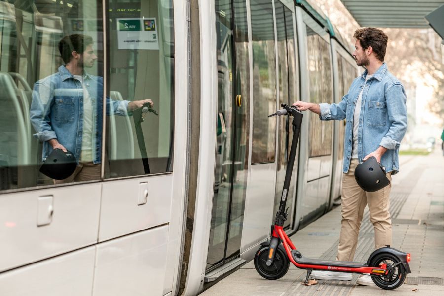 Электросамокат Ninebot Kickscooter D18E (Black/Red)